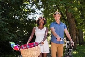 jeune couple multiethnique faisant du vélo dans la nature