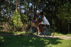 jeune couple multiethnique faisant du vélo dans la nature photo