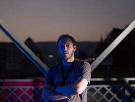 homme faisant du jogging sur le pont de la ville photo