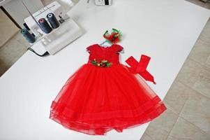 costume de fille fait à la main de carnaval pour enfants au bureau de couturière sur le lieu de travail. photo