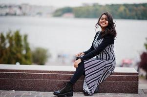 portrait de jeune belle adolescente indienne ou sud-asiatique en robe contre la rivière. photo