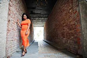 femme afro-américaine modèle xxl en robe orange. photo