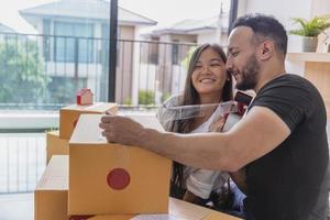 le concept de déménagement. gros plan sur un couple emballant des boîtes en carton pour déménager dans une nouvelle maison. photo