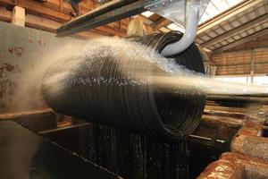 grandes bobines de bobines d'acier en cours de déplacement. photo
