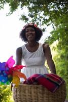 jolie jeune femme afro-américaine faisant du vélo dans la forêt photo