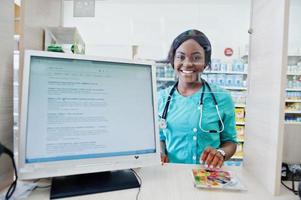 pharmacien afro-américain travaillant en pharmacie à la pharmacie hospitalière. soins de santé africains. photo