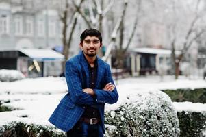 jeune homme indien en costume posé en plein air en journée d'hiver. photo