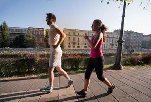 jeune couple faisant du jogging dans la ville photo