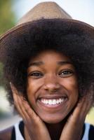 portrait en gros plan d'une belle jeune femme afro-américaine souriante et levant les yeux photo