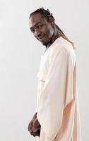 bel homme noir africain en vêtements traditionnels photo