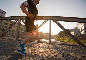 homme faisant du jogging sur le pont le matin ensoleillé photo