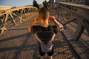 portrait d'un homme faisant du jogging au matin ensoleillé photo