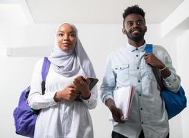 couple d'étudiants africains marchant photo