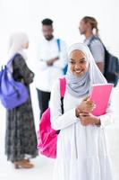 étudiante africaine avec un groupe d'amis photo