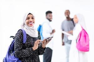 étudiante africaine avec un groupe d'amis photo