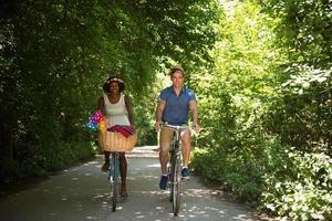 jeune couple multiethnique faisant du vélo dans la nature photo