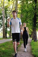 jeune couple faisant du jogging