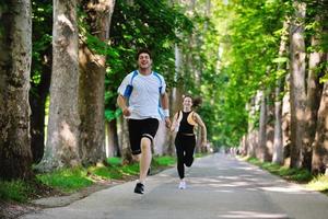 jeune couple faisant du jogging photo