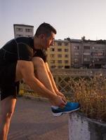 homme attachant des lacets de chaussures de course photo