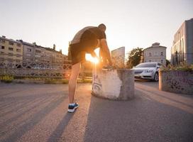 homme attachant des lacets de chaussures de course photo