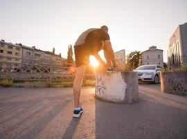 homme attachant des lacets de chaussures de course photo