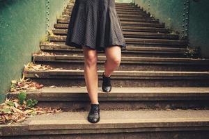 jeune femme marchant dans les escaliers