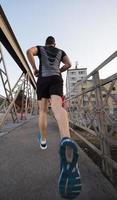 homme faisant du jogging sur le pont le matin ensoleillé photo