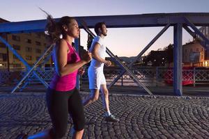 couple faisant du jogging sur le pont de la ville photo