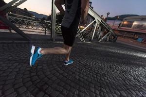 homme faisant du jogging sur le pont de la ville photo