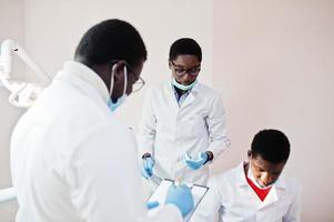 trois médecins afro-américains travaillant, discutant avec des collègues de la clinique. photo