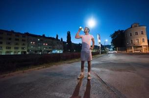 homme buvant de l'eau après une séance de course photo