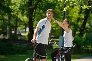 couple heureux à vélo à l'extérieur photo