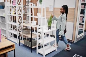 femme africaine choisissant les bons meubles pour son appartement dans un magasin d'ameublement moderne. photo