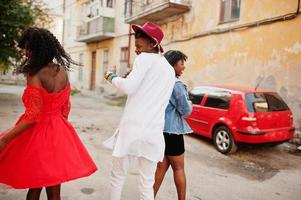 groupe de trois amis afro france élégants et branchés posés le jour de l'automne. modèle d'homme africain noir avec deux femmes à la peau foncée. photo