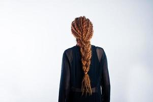 tournage en studio d'une fille de dos avec des dreads sur fond blanc. photo