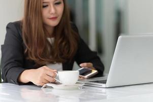 Asie femme au café avec ordinateur portable et café, concept d'entreprise