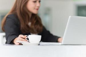 Asie femme au café avec ordinateur portable et café, concept d'entreprise