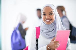 étudiante africaine avec un groupe d'amis photo