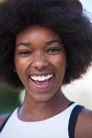 portrait en gros plan d'une belle jeune femme afro-américaine souriante et levant les yeux photo