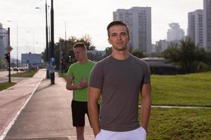 deux jeunes hommes faisant du jogging dans la ville photo