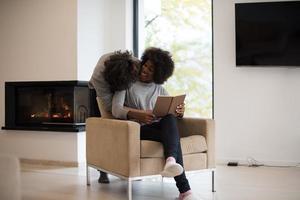 couple multiethnique serrant devant la cheminée photo