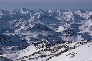 beau paysage de montagne en hiver photo