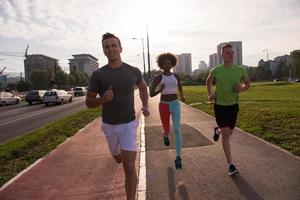 groupe multiethnique de personnes sur le jogging photo