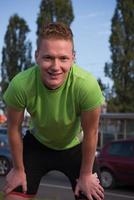 portrait d'un jeune homme faisant du jogging photo