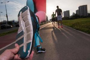 groupe multiethnique de personnes sur le jogging photo