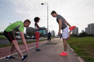 groupe multiethnique de personnes sur le jogging photo