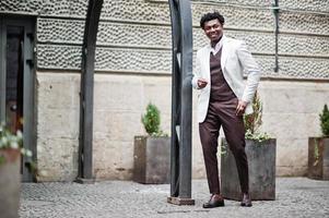 réfléchie jeune beau gentleman afro-américain en tenues de soirée. homme modèle élégant noir en veste blanche. photo