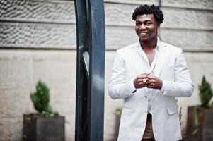 réfléchie jeune beau gentleman afro-américain en tenues de soirée. homme modèle élégant noir en veste blanche. photo