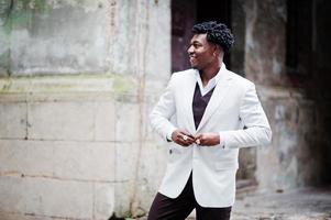 réfléchie jeune beau gentleman afro-américain en tenues de soirée. homme modèle élégant noir en veste blanche. photo