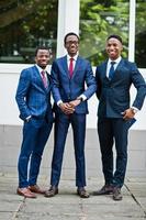 trois hommes afro-américains heureux et réussis en costume. photo